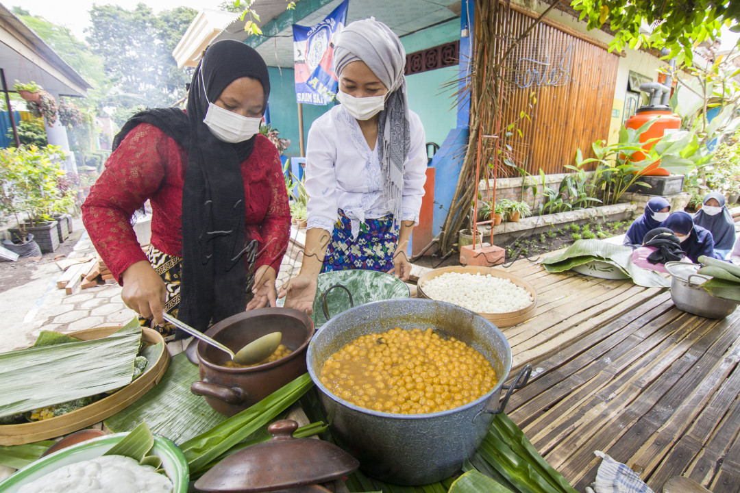 Jenang Sapar merupakan kuliner tradisional asli Indonesia yang terbuat dari adonan tepung yang dibuat manual dengan tangan dengan bentuk bulat. Teksturnya kenyal dan rasanya manis. Biasanya dibuat pada bulan-bulan tertentu untuk bentuk rasa syukur.