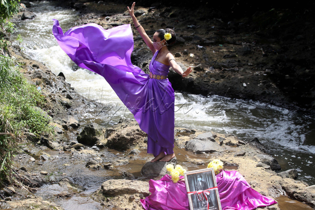 PENAMPILAN tarian selama satu jam dari Kelompok Anak Rakyat (Lokra) dalam pembukaan gelaran Bulan Cinta Ibu Inggit Garnasih ke-7 di &nbsp;aliran sungai Cikapundung, Kota Bandung, Senin (1/2/2021). Dalam kegiatan yang mengusung tema "Merayakan Keheningan" tersebut digelar &nbsp;dalam rangka menyambut hari kelahiran Inggit Garnasih yang jatuh pada 17 Februari 1888 sebagai upaya mengajak masyarakat mengenang para pejuang dahulu.<br />
<br />
&nbsp;