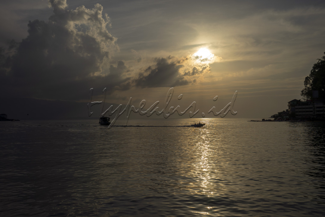Suasana senja di Danau Toba dilihat dari Pantai Bebas di Parapat,&nbsp;Jalan Siantar Parapat, Parapat, Tiga Raja, Girsang Sipangan Bolon, Kabupaten Simalungun, Sumatera Utara, Sabtu (27/06/2020).<br />
Danau Toba di sisi Parapat bisa dijangkau dari Bandara Kualanamu, Kota Medan maupun Kabupaten Bandara Silangit, Tapanuli Utara.<br />
&nbsp;