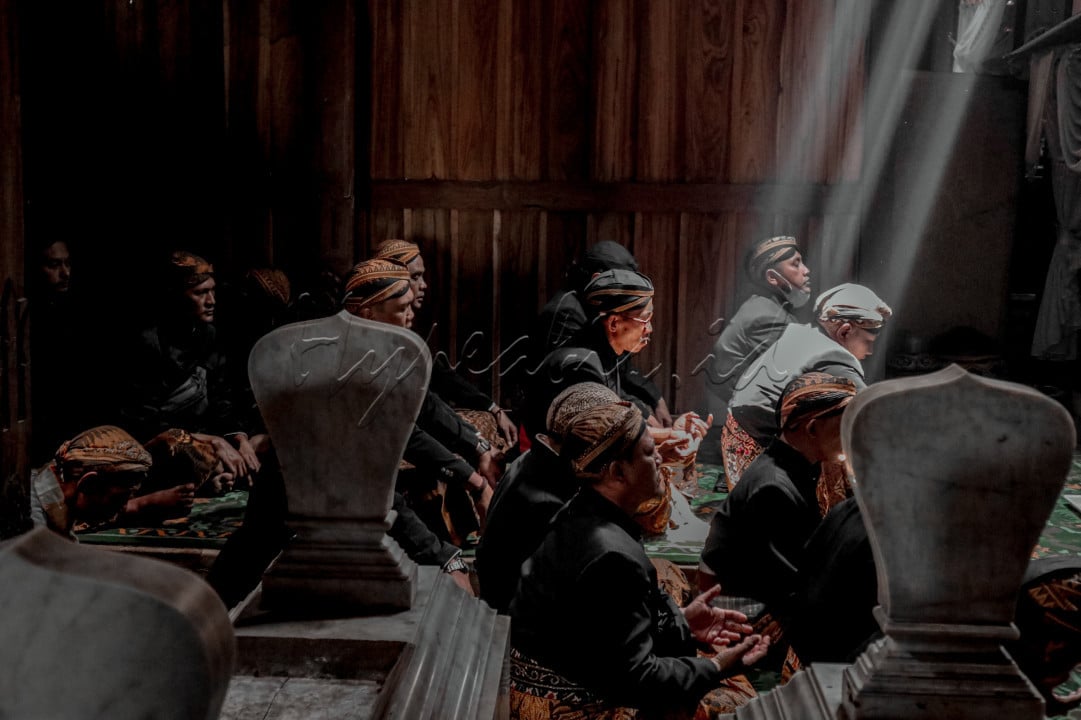 Ziarah kubur merupakan budaya atau adat istiadat sebagian masyarakat di Indonesia. Ziarah kubur dilakukan pada waktu tertentu dengan maksud untuk mendoakan orang tua atau sesepuh yang sudah wafat agar diberikan tempat terbaik disisi Tuhannya (Allah SWT).