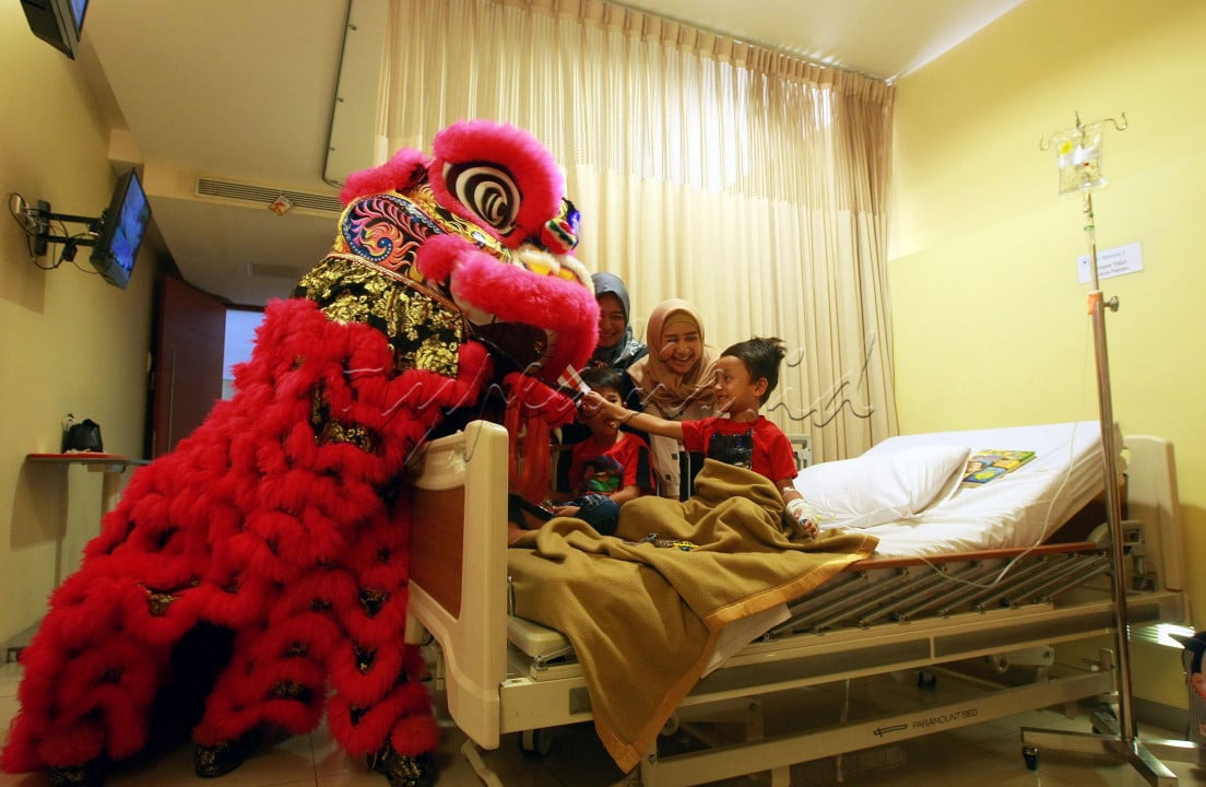 PASIEN anak ditemani sang ibu dihibur aktraksi tim Barongsai Lucky Lion di RS Melinda, Jalan Pajajaran, Kota Bandung, Kamis (23/1/2020). Kegiatan yang digelar dalam rangka perayaan Tahun Baru Cina atau Imlek tersebut menjadi hiburan tersendiri bagi pengunjung maupun pasien yang dirawat.<br />
<br />
&nbsp;
