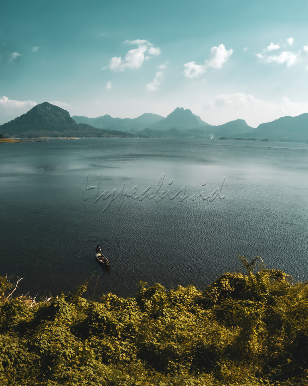 Waduk Jatiluhur adalah salah satu waduk terbesar yang ada di Jawa Barat letaknya ada di Kab. Purwakarta. Selain sebagai sumber pengairan dan Pembangkit Listrik Tenaga Air (PLTA), waduk ini juga dijadikan tempat wisata dan tambak ikan warga sekitarnya.&nbsp;