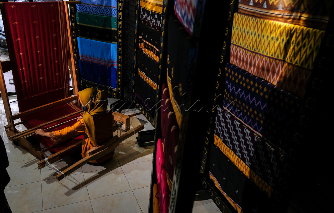 <strong>"Tenun sultra"</strong><br />
Sulawesi tenggara dikenal dengan hasil tenunannya yang beranekaragam diproduksi dengan cara tradisional. Mempunyai ciri khas dan motif dari berbagai kabupaten daerah, ada motif kendari, buton, wakatobi, muna, bombana dan Kolaka dimana masing-masing mengambil peran dalam menarik wisatawan berbasis ekonomi kreatif.