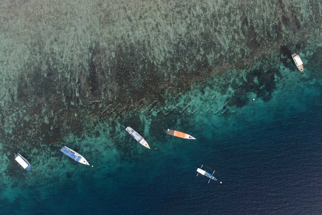 Lombok merupakan surga pariwisata Indonesia yang memiliki keindahan bawah lautnya, Salah satu destinasi wisatanya adalah gili tarawang yang memberikan nuansa keindahan bawah lautnya