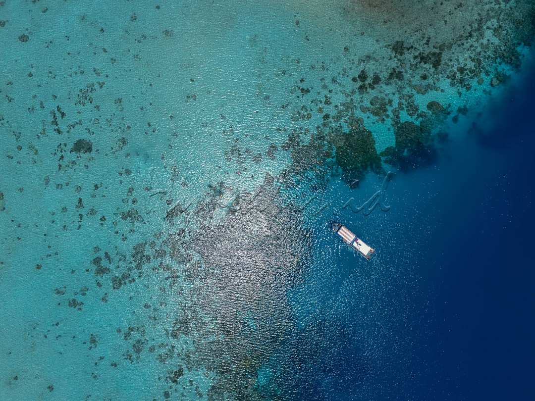 naik kapal ke pulau sendirian bagaikan kapal ini yang berlayar tanpa pasangan&nbsp;