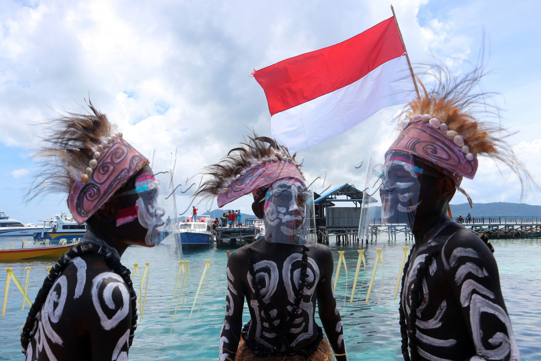 Anak-Anak menari di Desa Arborek, Raja Ampat, Papua Barat, Selasa (20/11/2021). Desa Wisata Arborek merupakan salah satu dari banyak desa wisata yang tersebar di Indonesia, dan masuk dalam 50 besar desa wisata terbaik di Anugerah Desa Wisata Indonesia (ADWI) 2021. Untuk dapat ke Desa Wisata Arborek diperlukan waktu sekitar 1,5 - 2 jam perjalanan dari pelabuhan Sorong dengan menggunakan speedboat. Meskipun memiliki waktu tempuh yang cukup lama, tapi terbayarkan dengan panorama alam yang menawan.<br />
&nbsp;