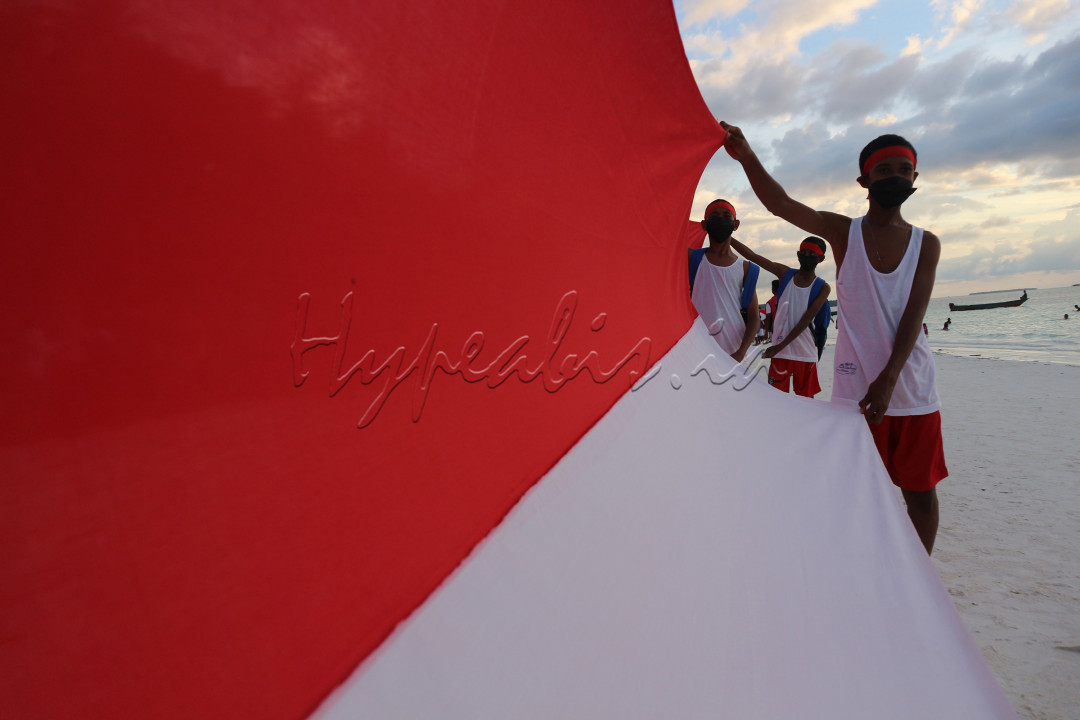 Festival Pesona Meti Kei<br />
<br />
Anak-anak Kei membentangkan bendera merah putih saat puncak Festival Pesona Meti Kei 2021 di Pantai Ngur Bloat Kabupaten Maluku Tenggara, Provinsi Maluku, Kamis (28/10/2021). Puncak Festival Pesona Meti Kei 2021 yang rangkaiannya berlangsung sejak 21 Oktober ditutup dengan berbagai penampilan seni tradisional masyarakat Kei.&nbsp;<br />
&nbsp;