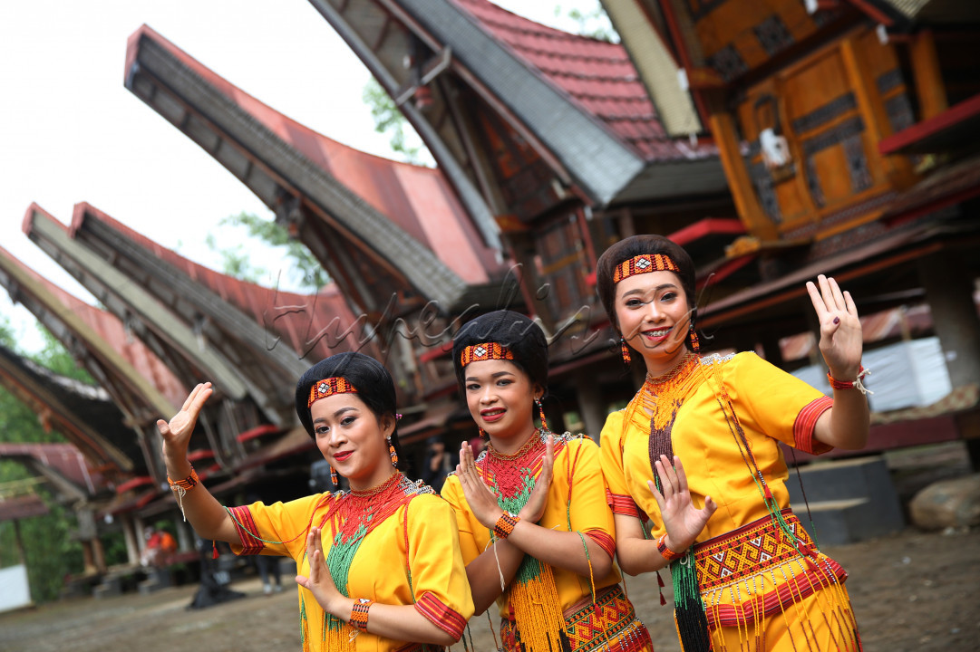 Tiga gadis penari berpose di Desa Lembang Nonongan di Toraja Utara, Sulawesi Selatan, Senin (22/11/2021). Di desa wisata lembang nonongan menawarkan pengalaman liburan yang menyatu dengan struktur kehidupan masyarakat, dilengkapi dengan tata cara, budaya, dan tradisi yang berlaku. &nbsp;Desa wisata ini terletak di Lembang Nonongan, Kecamatan Sopai, dan hanya berjarak kurang lebih sejauh 5 kilometer dari kota Kabupaten.&nbsp;<br />
&nbsp;