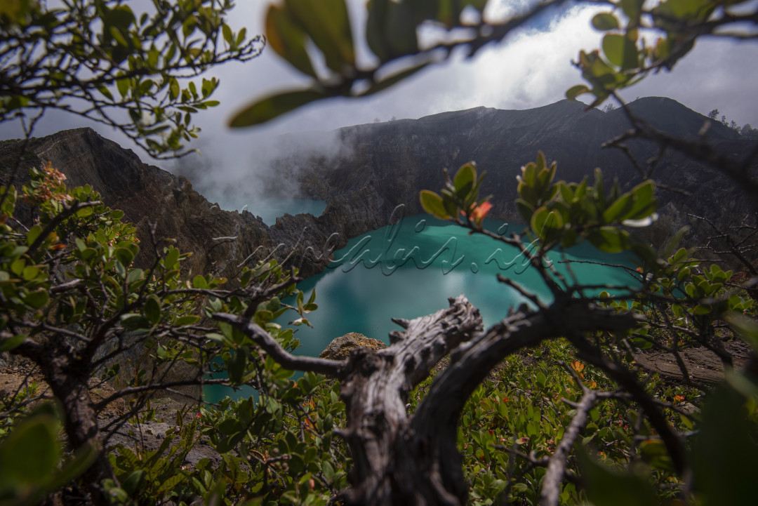 Danau yang terdapat di gunung dengan nama yang sama ini berada di Ende, NTT. Selain warna biru yang sangat jelas di foto ini, danaunya ada 2 lagi dengan warna lain yaitu putih dan merah sehingga Danau Kelimutu ini dikenal juga dengan nama danau 3 warna. Dan konon kabarnya masing-masing danau dengan&nbsp; warna berbeda tersebut mempunyai arti yang berbeda sesuai kepercayaan setempat.