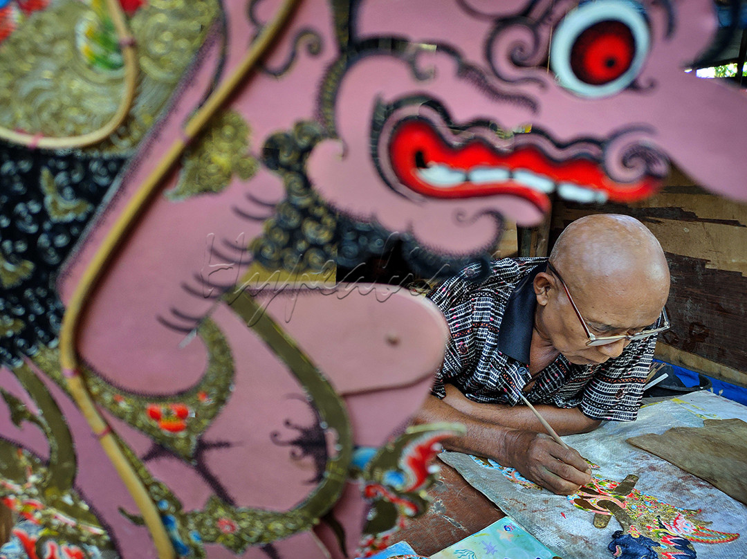 Salah satu pengrajin wayang kulit di Gegesik, Kabupaten Cirebon, sudah menggeluti pembuatan wayang kulit khas Cirebon sejak tahun 1960-an. Hingga saat ini, pembuat wayang kulit tetap eksis mempertahankan kualitas wayang kulit ciri khas Cirebon.