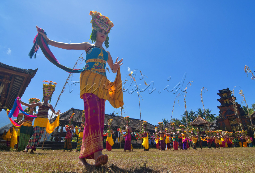 Tari Rejang merupakan sebuah tarian kelompok yang ditarikan oleh sekelompok perempuan sebagai wujud persembahan kepada Ida Sang Hyang Widhi Wasa, dan merupakan salah satu warisan budaya nenek moyang.