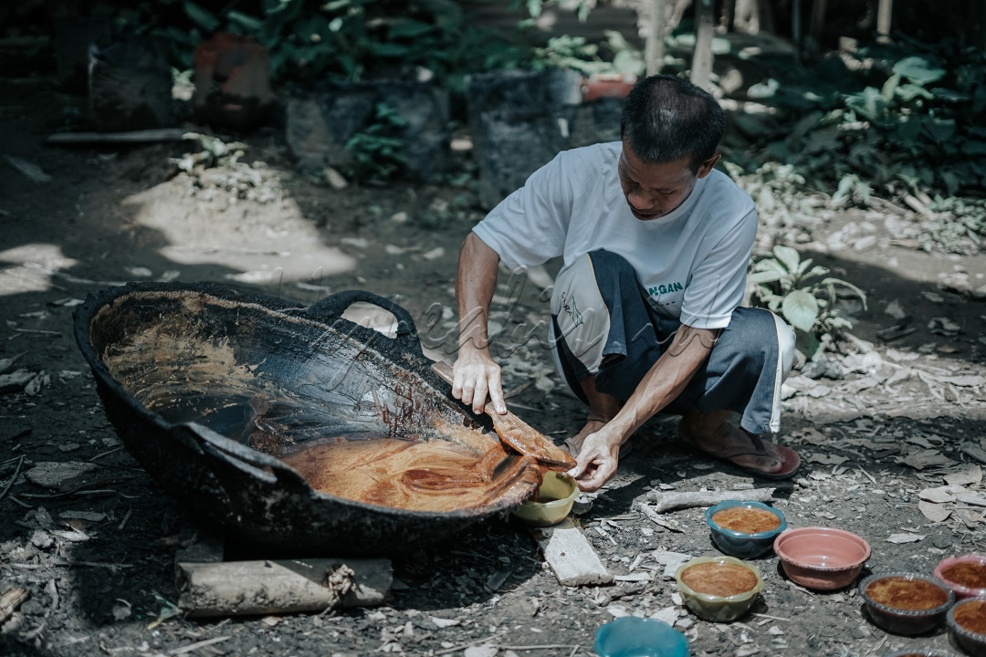 Sebagai daerah penghasil atau pembuat Gula Habang (gula merah),<br />
tentunya Kecamatan Lampihong memiliki warga yang mayoritas berprofesi sebagai<br />
penyadap aren dan membuat/memproduksi Gula Habang (gula merah) skala kecil-kecilan<br />
untuk memenuhi kebutuhan beberapa konsumennya.<br />
<br />
Proses pembuatan yang terbilang cukup memakan waktu,<br />
membuat pekerjaan tersebut harus dilakukan dengan kesabaran tingkat tinggi<br />
sebab ia menambahkan diproses pembuatan yang paling banyak memakan waktu.<br />
Dari tahap awal merebus aren sampai menjadi kental sekitar 6 jam,<br />
kemudian proses pengeringan atau pemadatan menjadi gula merah sekitar 2 jam'<br />
<br />
Sebelum jadi gula itu namanya juruh,<br />
diproses dengan cara dimasak sampai menjadi kental kemudian dicetak<br />
menjadi bentuk yang diinginkan untuk menjadi gula merah.