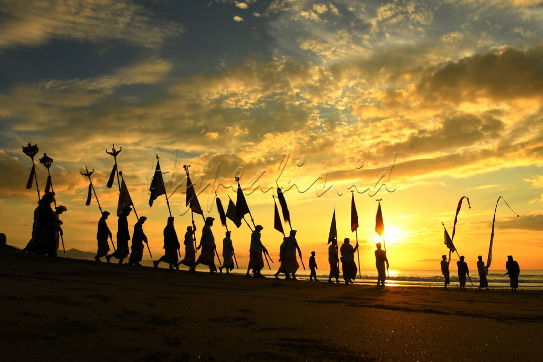 Melasti adalah upacara pensucian diri untuk menyambut hari raya Nyepi oleh seluruh umat Hindu di Bali. Upacara Melasti digelar untuk menghanyutkan kotoran alam menggunakan air kehidupan.