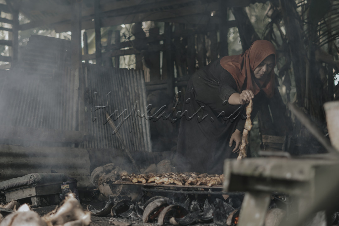Katupat Kandangan merupakan kuliner khas yang berasal dari daerah Kandangan, Kalimantan Selatan.<br />
Seperti ketupat pada umumnya, bahan untuk membuat ketupat berasal dari beras.<br />
Perbedaan ketupat Kandangan dengan jenis ketupat lainnya adalah penggunaan ikan gabus (haruan) sebagai menu pelengkap.<br />
Ikan gabus ini dipanggang lebih dulu sebelum dimasak menggunakan santan.<br />
Kemudian, ikan gabus beserta kuahnya disiramkan ke ketupat.<br />
Kuliner ini dapat dihidangkan untuk makan pagi, siang atau malam.<br />
<br />
Ketupat disiram dengan kuah bersantan yang diracik dari bumbu-bumbu tradisional<br />
seperti kayu manis, pala, cengkih, dan kapulaga.<br />
Kuah agak kental dengan rasa yang sangat khas gurih.<br />
Untuk bersantap biasanya ada sepotong ikan asap. Ikannya bisa gurame, patin, atau gabus.