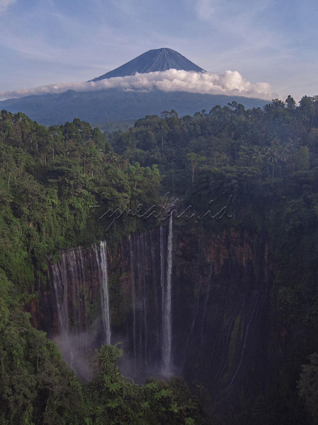 Coban Sewu merupakan salah satu air terjun di Indonesia yang mendunia akan keindahannya, terletak di perbatasan Malang dengan Lumajang Jawa Timur.