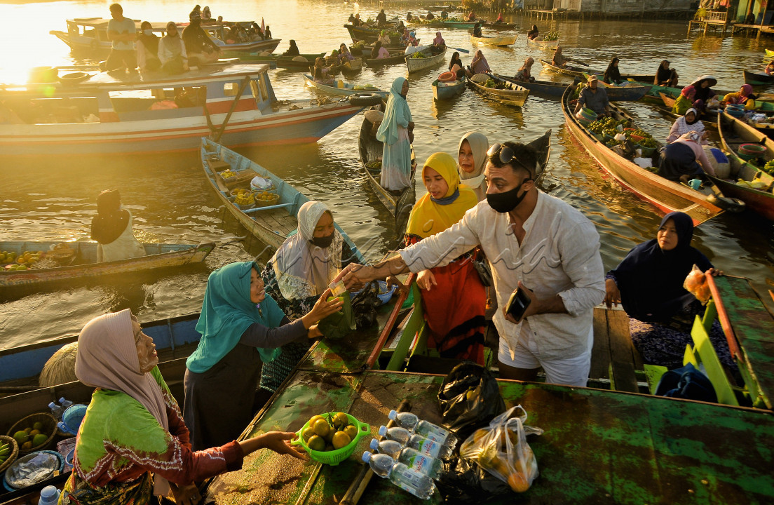 pasar terapung adalah salah satu pasar unik diindonesia dengan cara berjualan dan bertransaksinya di atas sungai martapura. mulai dari jam 6 pagi hinga jam 10, pasar terapung ini berjualan disungai, dengan berdatangan wisatawan dari berbagai wilayah. untuk bisa merasakan serunya membeli di pasar terapung.