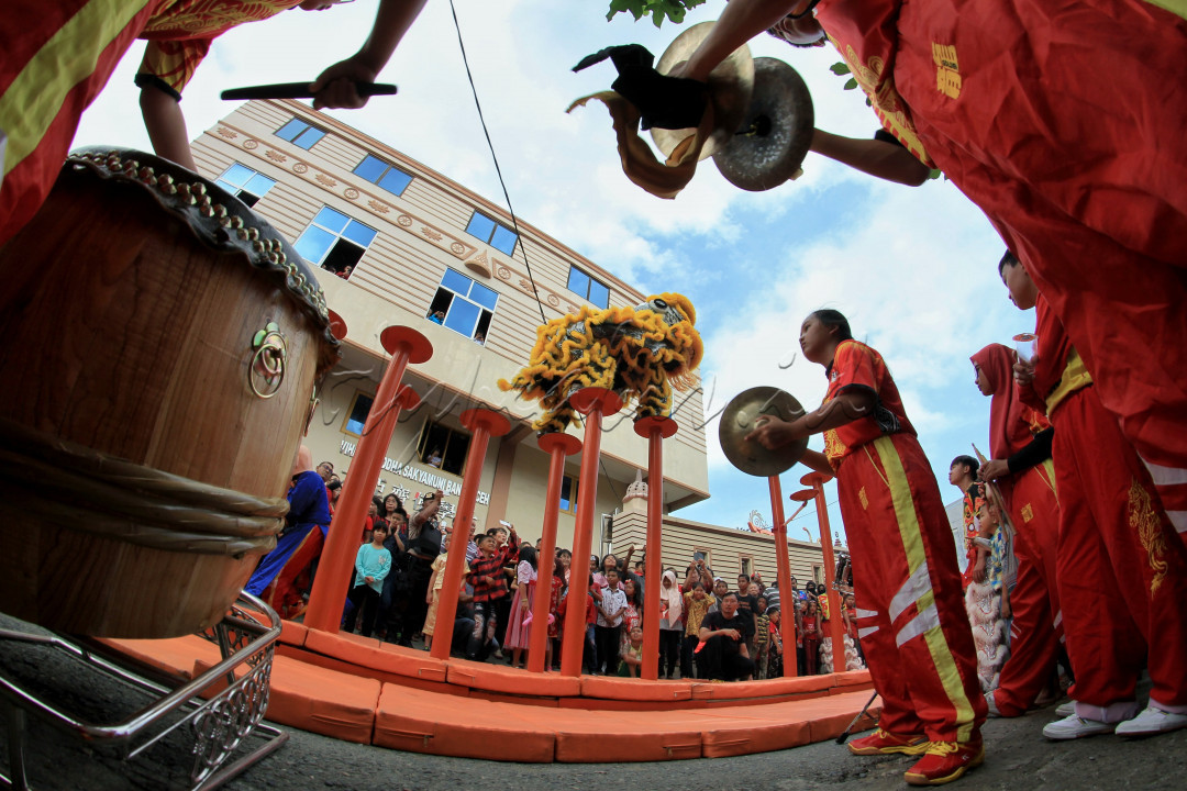 Barongsai, tarian tradisional China, menjadi salah satu media perekat persahabatan antara etnis Tionghoa dan Muslim di Kota Banda Aceh. Hal itu terlihat dari 25 penari barongsai, delapan di antaranya adalah pelajar Muslim warga Banda Aceh yang selalu ikut dalam penampilan barongsai setiap perayaan tahun baru Imlek. &ldquo;Di mana pun barongsai tidak melihat etnis, suku, dan agama. Siapa saja yang mau bergabung kita terbuka, untuk seluruh pelajar hingga mahasiswa, termasuk untuk Muslim, dengan batasan umur sampai dengan 30 tahun,&rdquo; kata Acong, pelatih barongsai dari Federasi Olahraga Barongsai Indonesia (FOBI) Aceh. Kaloborasi barongsai etnis Tionghoa dengan Muslim ditampilkan di kawasan Pasar Peunayong, Kecamatan Kuta Alam, Banda Aceh, untuk menghibur warga.