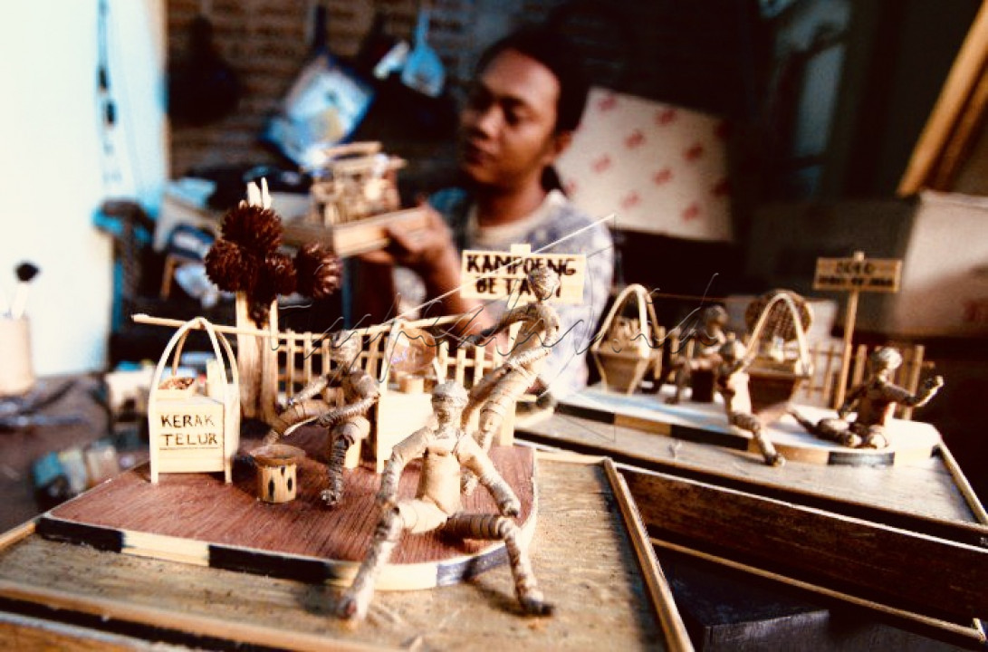 Diorama, merupakan kerajinan yang dibuat dari barang bekas atau dapat dikatakan daur ulang sampah. Siapa sangka, yang awalnya hanya sebuat rongsokan tak ternilai kemudian jatuh ditangan yang tepat akhirnya berupa menjadi barang yang indah dan dapat dipamerkan. Bahkan diorama ini sudah dipasarkan hingga malaysia dan swiss