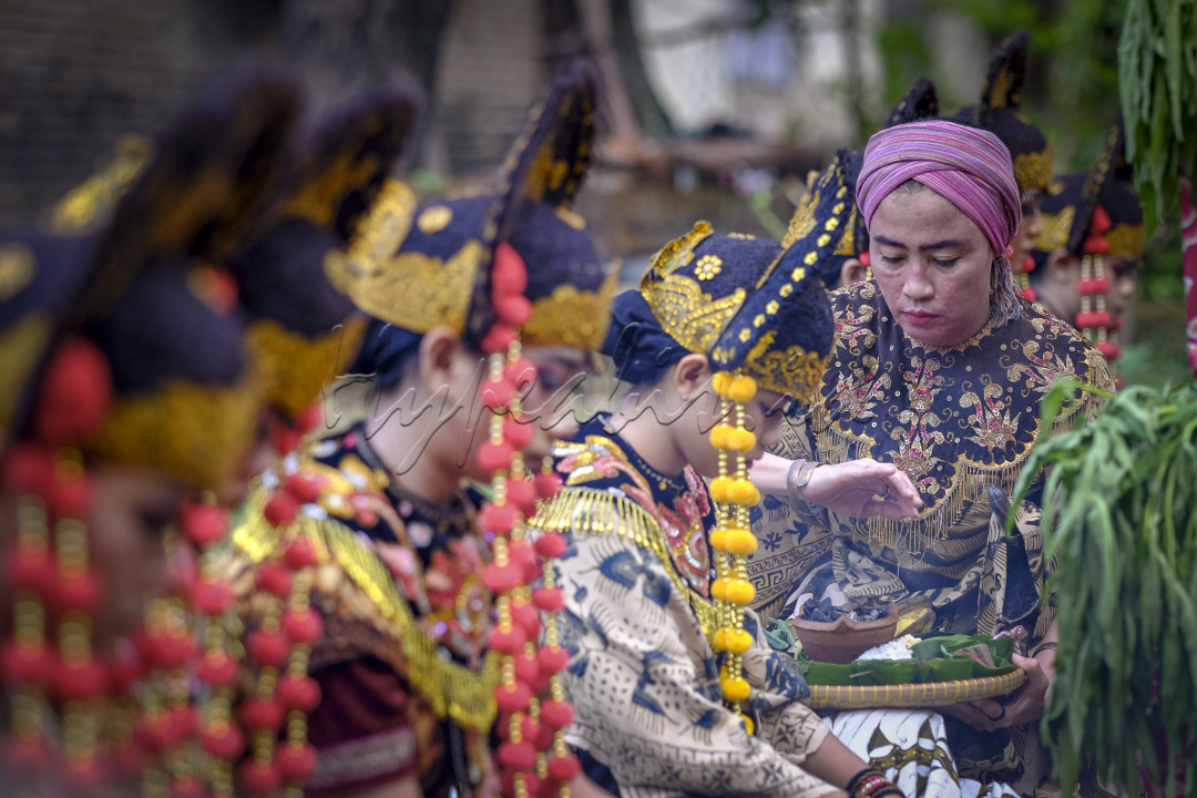 Sebelum tampil tokoh budaya Ibu NUR ANANI M IMRAN&nbsp; yang merupakan legenda penerus Topeng Losari Cirebon tampak melakukan ritual khusus. Kesenian topeng Losari ini sendiri sudah berusia sekitar 400 tahun oleh Pangeran Panji Angkawijaya, saat ini diteruskan oleh generasi ke tujuh yakni Ibu NUR ANANI M IMRAN sendiri