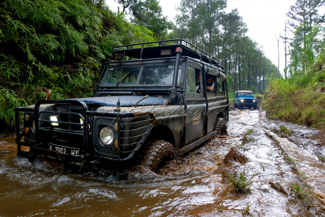 Lembang Kabupaten Bandung Barat memiliki banyak tempat wisata yang wajib dikunjungi, salahsatunya wisata Offroad menyusuri hutan sepanjang jayagiri cikole, sensasi melewati jalan berbatu, kubangan lumpur akan menjadi wisata yang akan memicu adrenalin.