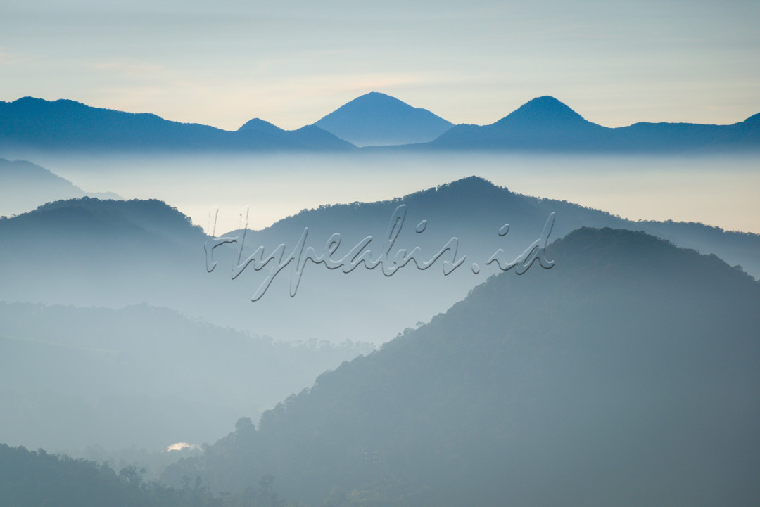 Keindahan pemandangan di jawa barat memang tidak habisnya. Salah satu spot ngeHype ini sering dikunjungi wisatawan yaitu sunan ibu (kawah putih), terletak di selatan kota bandung. Momen pagi hari merupakan momen yang sangat pas untuk diabadikan oleh para pengunjung.&nbsp;