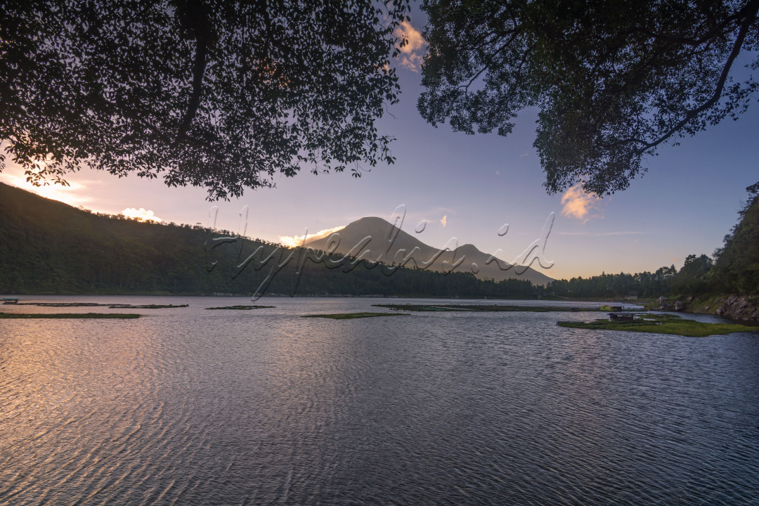 Telaga menjer ini merupakan sebuah danau terluas yang berada di kaki pegunungan Dieng. Kedalaman Telaga Menjer ini mencapai 45 meter. Terletak di ketinggian 1.300 mdpl yang membuat udara di sini sejuk cenderung dingin.<br />
Telaga menjer berada di Desa Maron, Kecamatan Garung, Kabupaten Wonosobo. Lokasinya berada di sebelah utara kota Wonosobo dengan jarak sekitar 8 KM dari pusat kota.<br />
<br />
&nbsp;