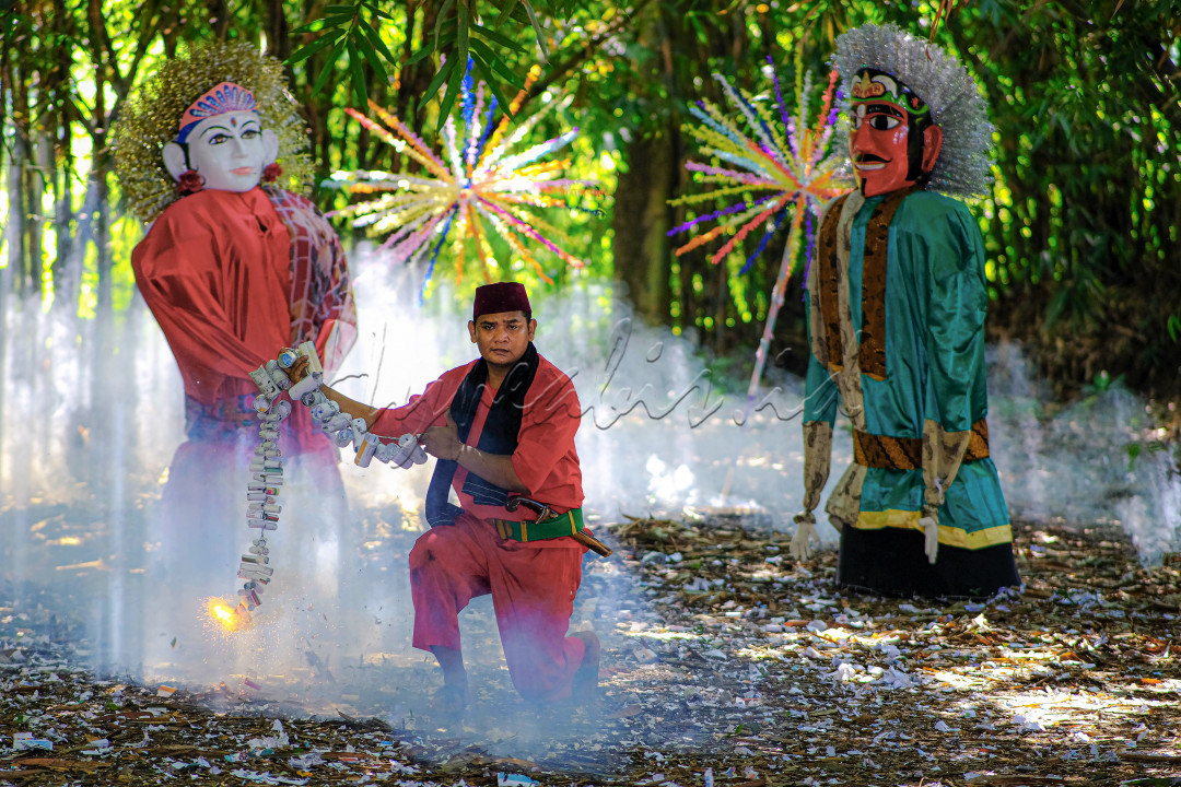 Manusia petasan merupakan salah satu kesenian budaya betawi yang baru dikembangkan belum lama ini yang memiliki keunikan tersediri seolah-olah petasan bukanlah benda yang berbahaya