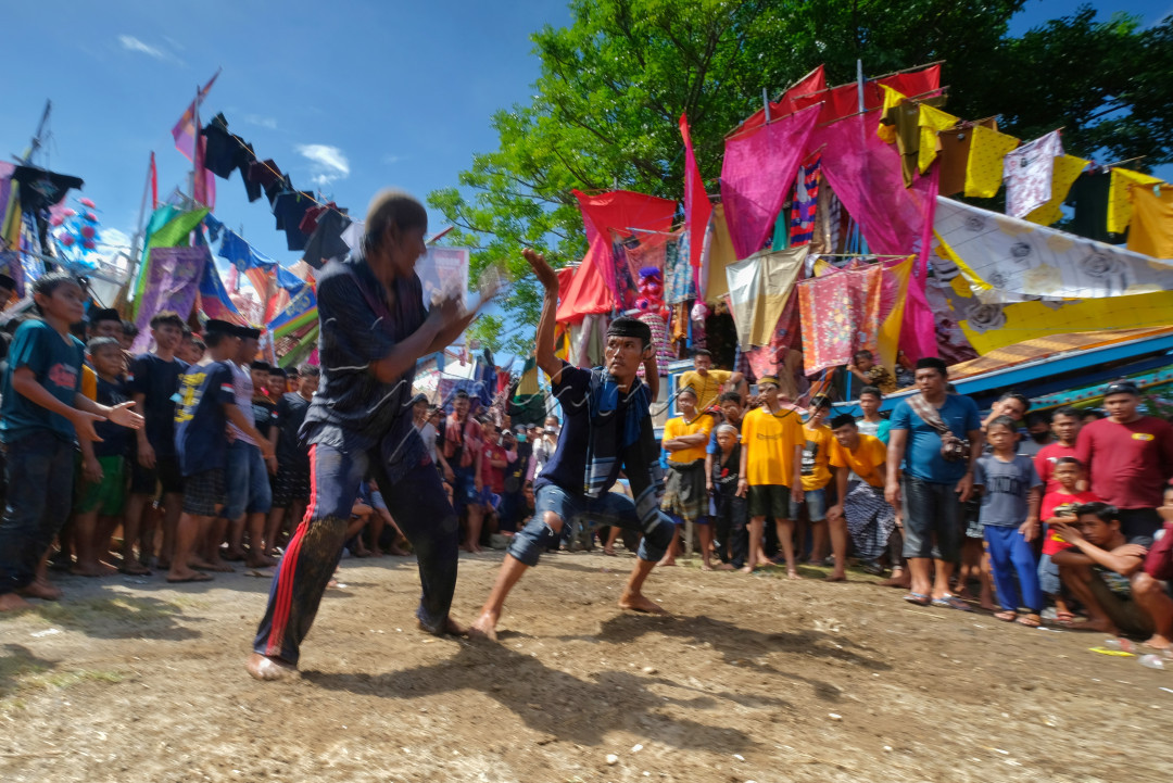 Tradisi silat khas suku Makassar di pegelaran maudu Lompoa atau Maulid besar nabi Muhammad SAW selalu menjadi atraksi wisata menarik untuk disaksikan. Pamanca, masyarakat menyebutnya dengan kata tersebut. Pertandingan Pamanca ini pun tujuannya seru-seruan tanpa ada unsur kekerasan. Masing masing peserta berlomba untuk mengambil peci masing-masing dengan teknik silat yang telah diajarkan dari generasi ke generasi.&nbsp;