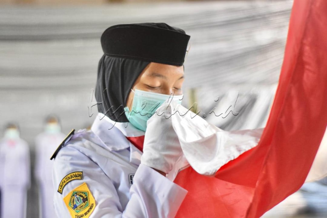 Potret mengharukan saat salah satu anggota paskibra mencium bendera merah putih dibalik maskernya pada kegiatan pengukuhan anggota paskibra, acara berjalan dengan khidmat dan tetap menerapkan protokol kesehatan&nbsp;