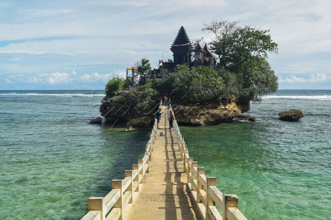 <div>Keberadaan Pura Hindu di pantai Bale Kambang mengingatkan kita kepada Pura Tanah Lot di Bali</div>