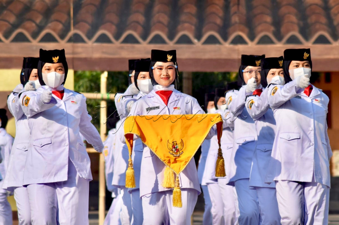 ekspresi bahagia terpancar dari para anggota paskibra saat upacara pengibaran bendera merah putih, sungguh lelah nya latihan sudah terbayarkan