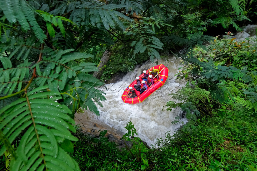 Pangalengan merupakan daerah pegunungan yang berada di Kabupaten Bandung yang memiliki keindahan alam dan potensi wisata yang berkembang, salahsatunya wisata arung jeram sungai palayangan yang wajib untuk dicoba dengan sensasi jeram yang menantang dengan debit air yang besar.