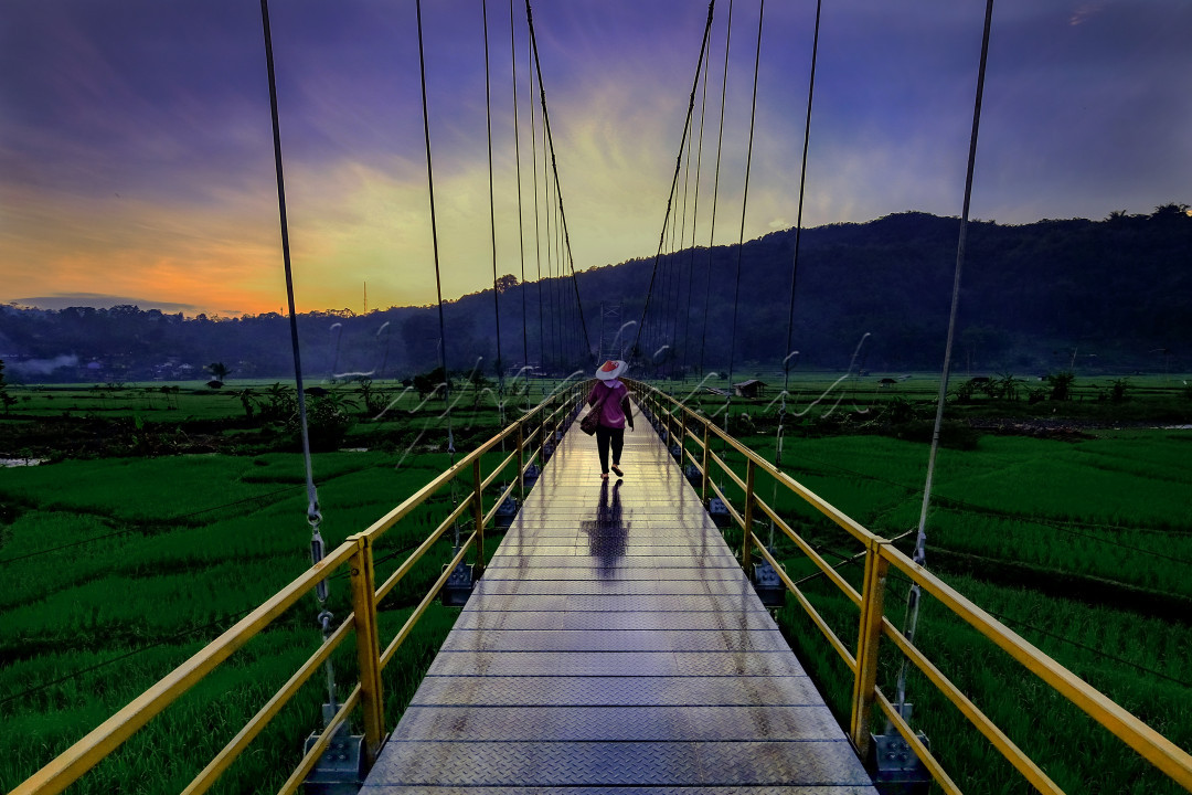 Menikmati indahnya pemandangan alam dari Jembatan Panyindangan yang melintasi sungai Cihonje dan menghubungkan antara Desa Baginda dan Desa Gunasari&nbsp;