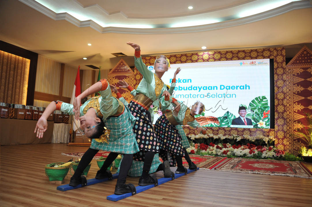 Penari menampilkan tarian kreasi budaya Bakiak Bakul Kreasi Pangan Nusantara, Selasa, 2 November 2021. Pada Pekan Budaya Nasional ( PKN) Sumatera Selatan di Hotel Swarna Dwipa Palembang.&nbsp;