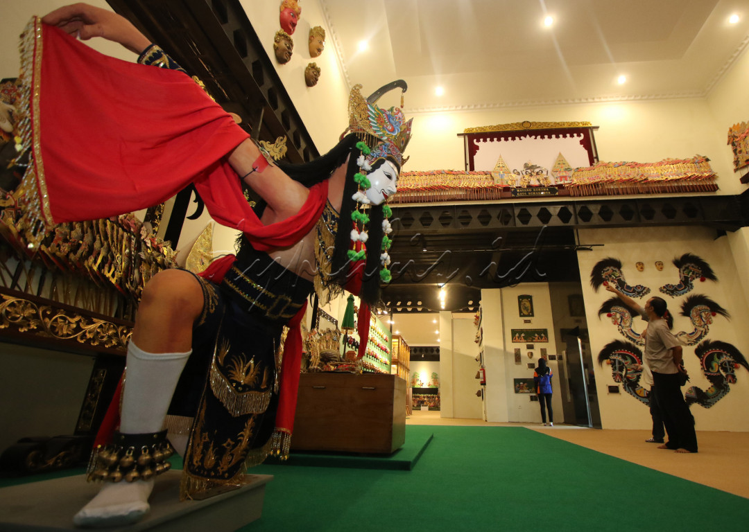 Patung penari topeng melengkapi koleksi museum Ganesha.Berbagai karakter ada dalam balutan topeng panji. Budaya Panji bukan hanya tersebar di Indonesia namun hingga ke Thailand juga Myanmar
