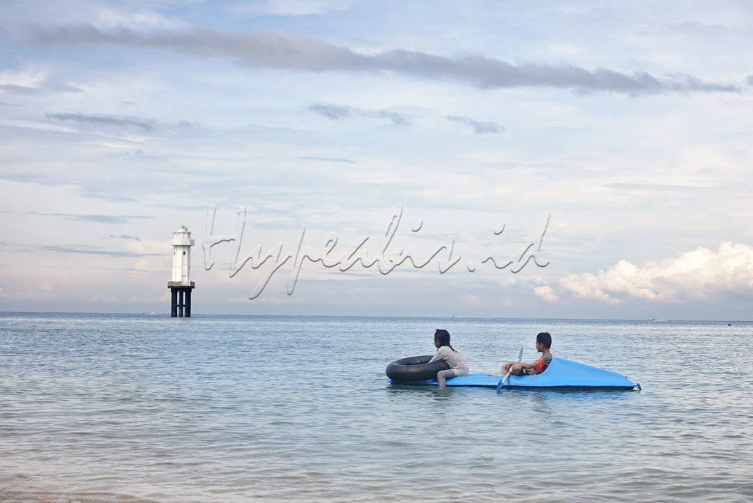 Lombok banyak dijumpai destinasi wisata pantai ramah anak, Selain bersih juga ombaknya yang tenang. Seperti tampak pada foto, dua bersaudara sedang asyik menikmati pantai dari atas kapal kano yang disewanya.