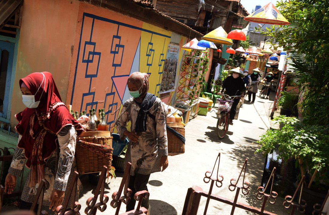 Barisan penjual jamu di kampung Jamu Bintara, jalan Bintara RT 26, Kelurahan Kuto Batu , Kecamatan Ilir Timur III Palembang-Sumsel, satu persatu mulai meninggalkam kamnpungnya untuk memulai aktifitas berjualan dan menemui pelanggan pelanggan setia mereka, walau di masa pandemi kemarin, rezeki mereka tetap ada malah kebutuhan jamu untuk kesehatan menggunakan bahan bahan tradisional seperti jahe, kunyit, dan rempah remapah lainnya sangat diminati masyarakat.