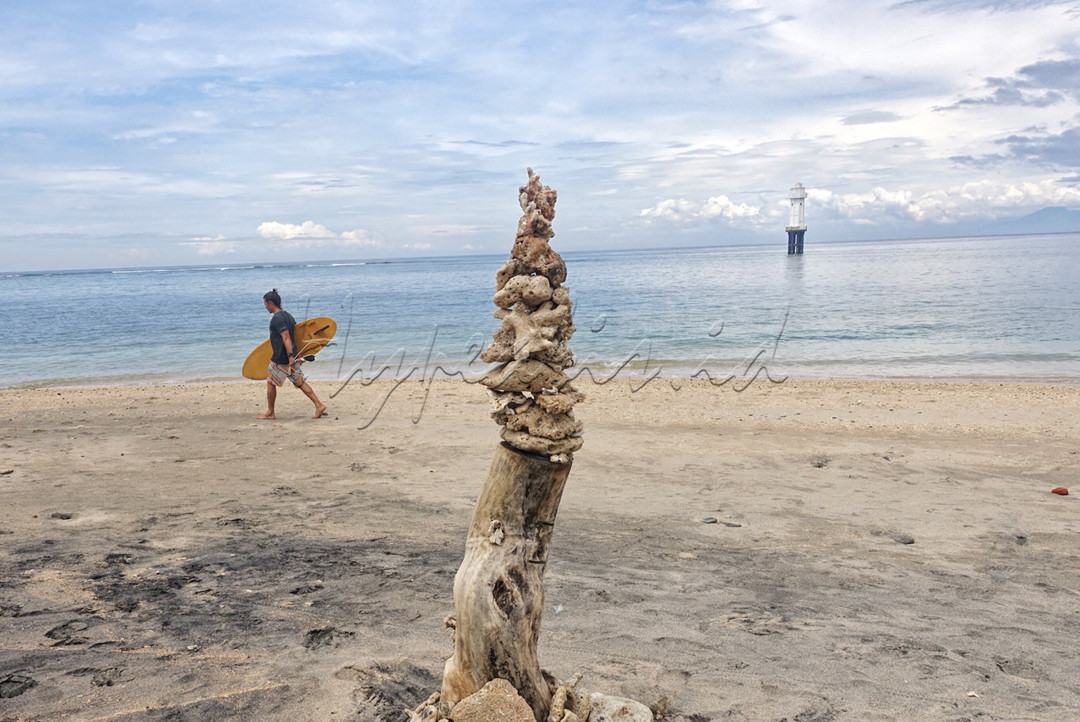 Lombok juga terkenal dengan surga surfingnya selain Bali. Tampak pada foto seorang wisatawan mancanegara sedang mengamati ombak di pantai Senggigi untuk dicobanya.