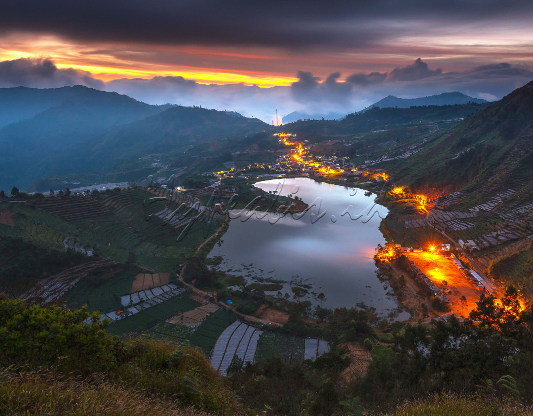 Salah satu destinasi favorit para traveler saat ke Dataran Tinggi Dieng adalah Puncak Sikunir untuk melihat sunrise. Namun siapa sangka, tepat di bagian bawah bukit tersebut ada telaga yang tak kalah indah. Telaga Cebong namanya.Meski tidak terlalu populer, Telaga Cebong sangat layak untuk dikunjungi. Untuk menuju ke sana akses jalurnya sama seperti ke Sikunir, yang terletak di desa tertinggi di Pulau Jawa, yaitu Desa Sembungan yang memiliki ketinggian 2.306 mdpl.Telaga ini merupakan bekas kawah purba, dan memiliki luas sekitar 12 hektar. Dinamakan Telaga Cebong karena menurut warga sekitar di sana dahulu banyak terdapat kodok dan bentuk telaganya cukup mirip dengan cebong/berudu jika dilihat dari atas.Saat musim liburan.<br />
<br />
<br />
&nbsp;