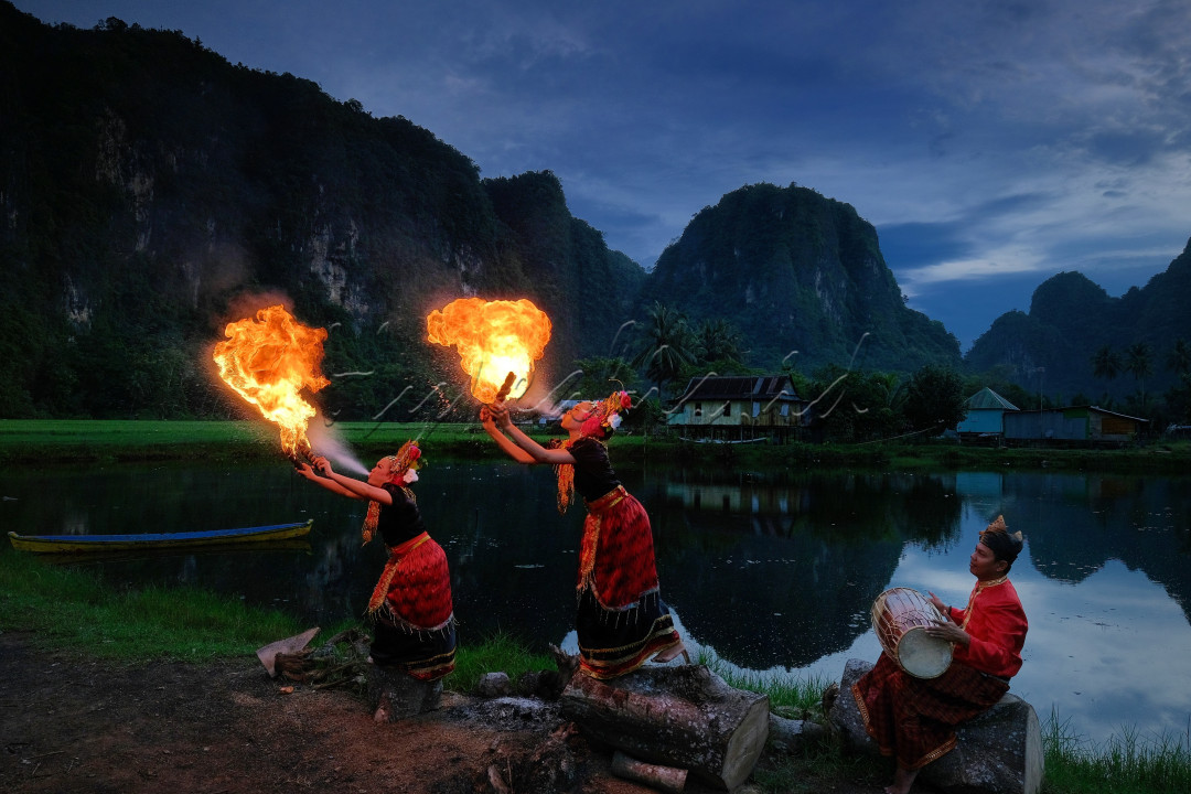 Merupakan tarian khas Makassar yang diperankan oleh perempuan - perempuan tangguh. Tarian ini biasanya dilakukan oleh kaum pria dengan nama "Pepeka ri Makka". Versi perempuan memang lebih enak dilihat secara visual. Perpaduan antara kecantikan dan ketangguhan diperlihatkan dalam aksi tarian ini. Kini tarian ini pun mendunia dan sering dipentaskan diberbagai acara maupujn lomba internasional