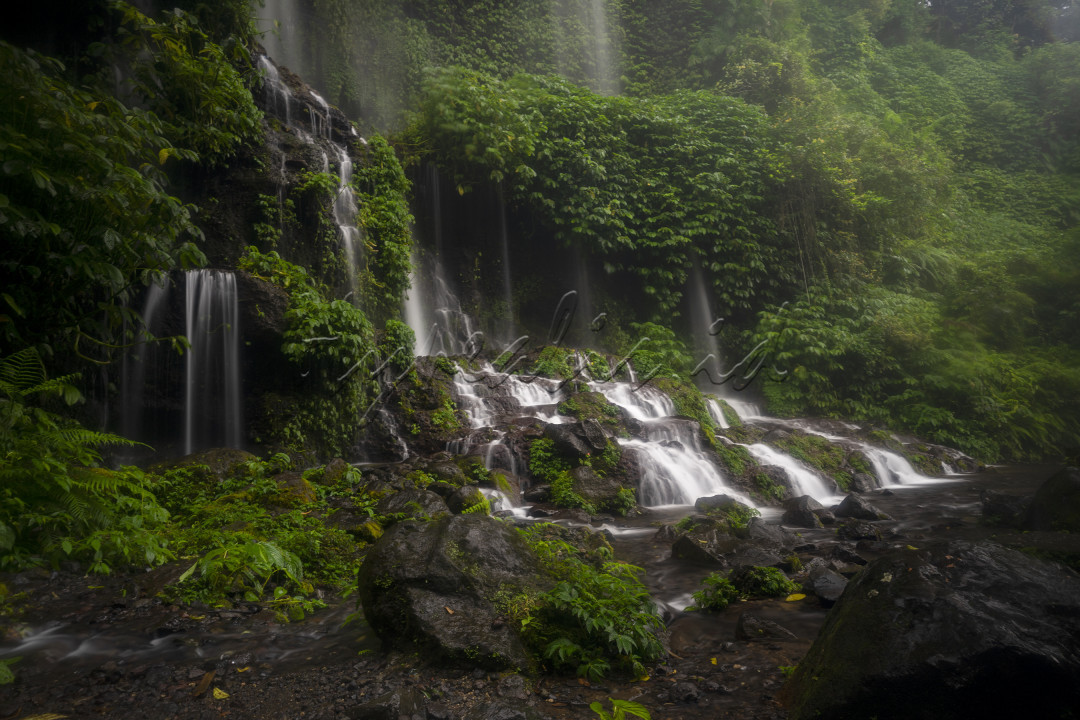 Air Terjun Benang Kelambu, berada di pulau Lombok tengah&nbsp;Dusun Pemotoh, Desa Aik Berik, Kecamatan Batukliang Utara. Merupakan salah satu destinasi wisata yang terkenal dan tujuan wisatawan domestik dan manca negara.