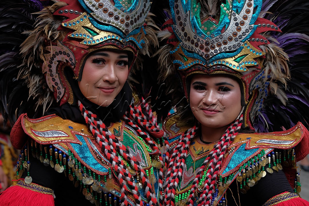 Kesenian Topeng Ireng dari Kecamatan Selo Boyolali merupakan kesenian yang sudah berumur puluhan tahun, tarian Topeng Ireng ini lazim dibawakan oleh warga desa di kawasan lereng Merapi-Merbabu.<br />
Berawal dari kesenian lokal dengan kostum memukau dan gerak yang rapi namun terasa sangat kental nuansa mistik.&nbsp; , saat ini kesenian Topeng Ireng sudah beberapa kali melakukan pementasan di Eropa