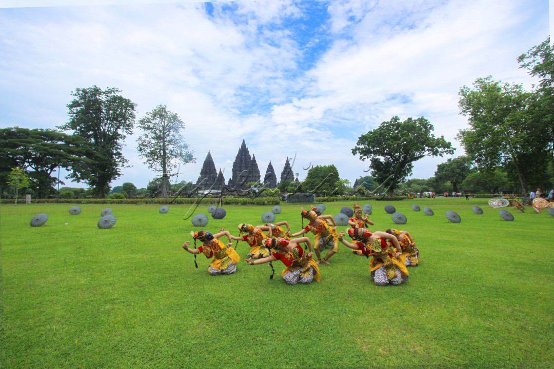 Tari topeng merupakan salah satu kesenian asli daerah Cirebon, Jawa Barat. Sesuai namanya tarian ini dimainkan dengan mengenakan topeng atau kedok sebagai aksesoris utama. Tari topeng tidak hanya menyuguhkan keindahan dalam gerak, namun juga sarat akan simbol-simbol penuh makna.<br />
<br />
Simbol-simbol ini direpresentasikan dalam bentuk topeng, jumlah topeng, hingga jumlah gamelan pengiringnya. Makna yang disampaikan dalam tari topeng meliputi nilai kepemimpinan, cinta, dan&nbsp; kebijaksanaan yang disampaikan melalui media tari.