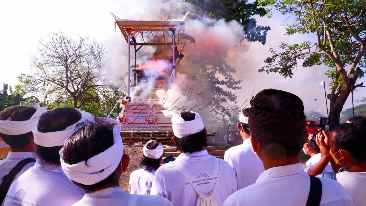 Prosesi pembakaran mayat tradisional di Bali, merupakam tradisi Hindu Bali