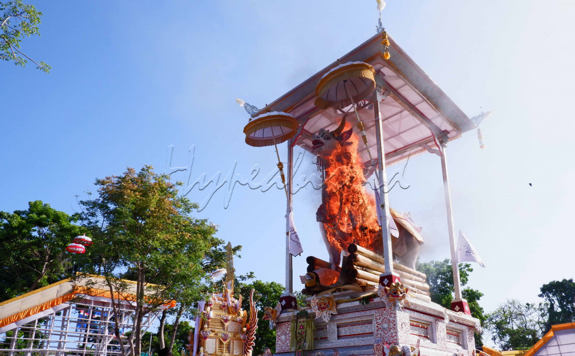 Prosesi utama dalam upacara Ngaben adalah membakar Lembu, dimana didalamnya telah diletakkan jenasah yang akan dikremasi, lamanya waktu pembakaran bervariasi tergantung kondisi jenasah