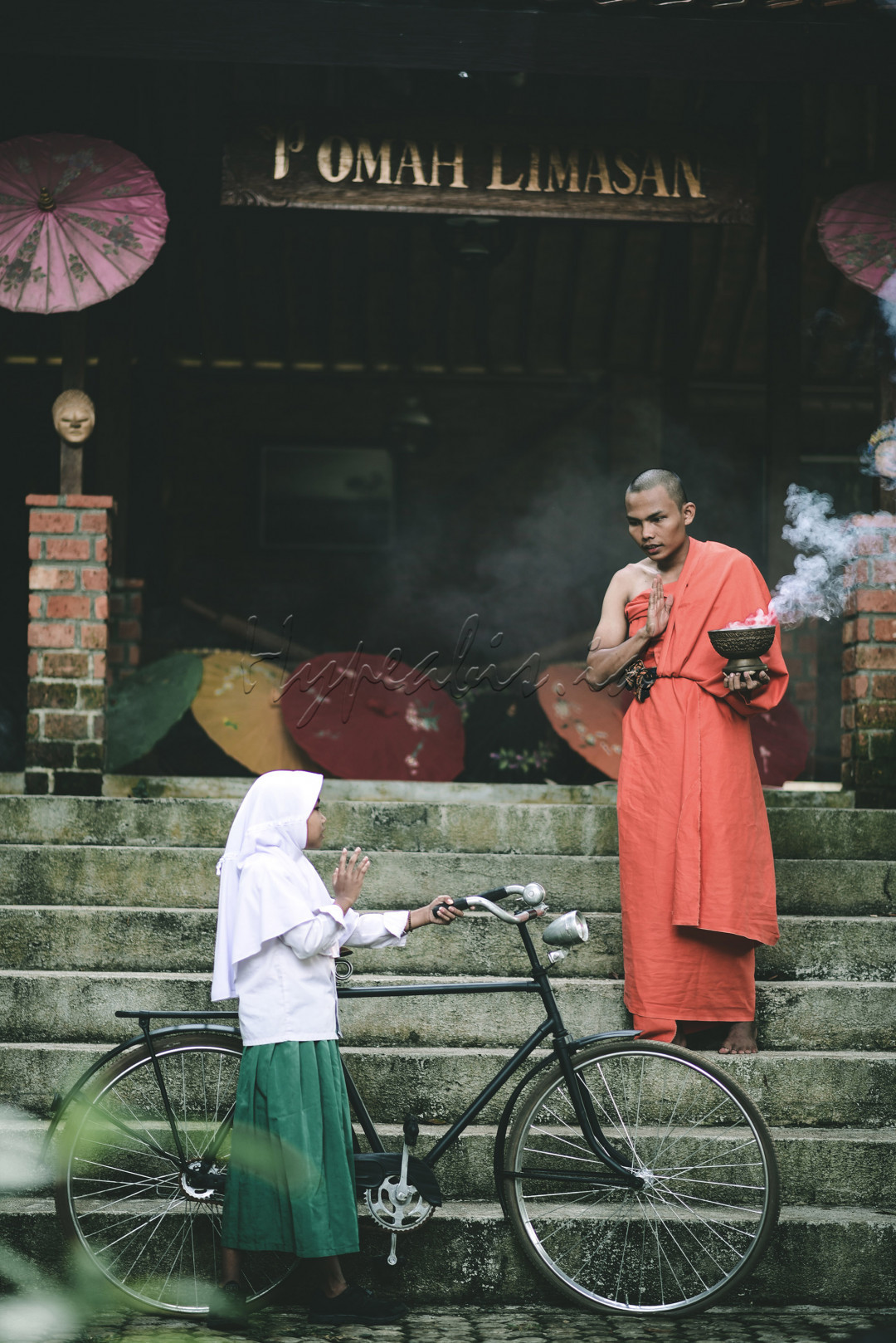 seorang anak sedang menyapa seorang biarawan, indah nya perbedaan