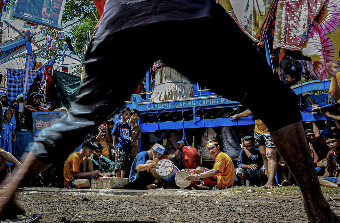 Salah satu kegiatan yang dilakukan dalam festival maudu lompoa Yaitu Tabuhan gendang dan tarian pencak silat