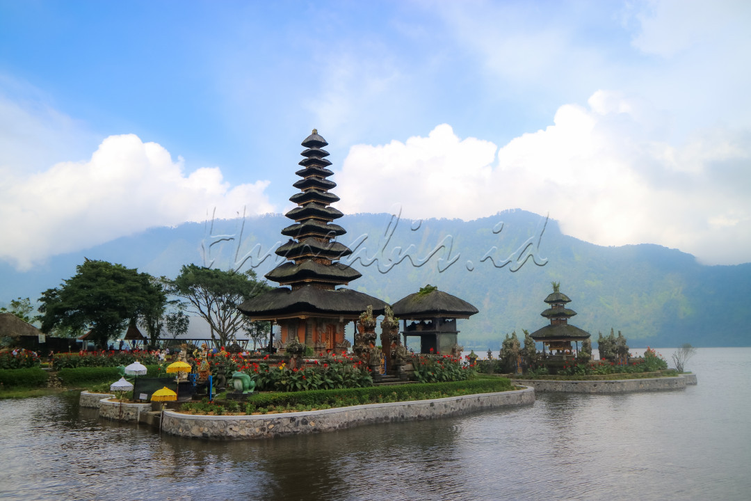 Pura Ulun Danu Beratan&nbsp;adalah sebuah tempat suci umat Hindu yang terletak di ujung&nbsp;danau Beratan, yang berada di kawasan wisata&nbsp;Bedugul, desa Candikuning, kecamatan Baturiti,&nbsp;kabupaten Tabanan, Bali. Dengan jarak tempuh kira-kira 56 km dari&nbsp;kota Denpasar&nbsp;dengan melewati jalan raya Denpasar - Singaraja.<br />
<br />
Pura Ulun Danu Bratan adalah sebuah pura suci Hindu yang sangat terkenal di&nbsp;pulau Bali&nbsp;dan ketika air danau Bratan ini naik/pasang maka pura Ulun Danu akan terlihat seperti mengambang diatas air.