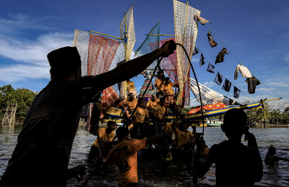 Kapal berisikan sesajen dalam festival maudu lompoa bersandar di bibir pantai cikoang