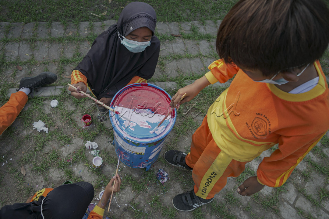 Murid Sekolah Dasar melukis tempat sampah saat berlangsungnya belajar tatap muka di&nbsp;SDN Pamarican 02, Kasemen, Serang, Banten, Sabtu (16/10/2021).&nbsp;